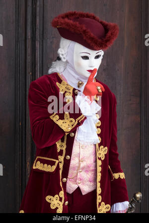 Ein einheimischer tragen aufwendige Kostüm und Maske stellt für th Kamera während der Karneval von Venedig, Italien Stockfoto