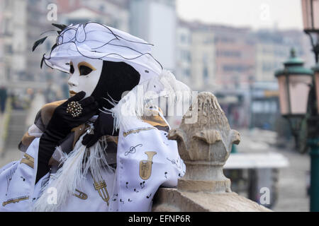 Ein einheimischer tragen aufwendige Kostüm und Maske stellt für th Kamera während der Karneval von Venedig, Italien Stockfoto