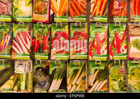 Pakete von Gemüse-Saatgut auf dem Display in einem Gartencenter Stockfoto