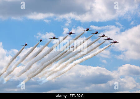 Die Red Arrows Welt berühmten fliegende akrobatische Team in klassischen Pfeilspitze Bildung Durchflug nachgestellte traditionellen farbigen Rauch Stockfoto