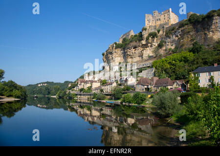 Beynac-Et-Cazenac, reflektiert Sarlat-la-Caneda, Dordogne, Aquitaine, Frankreich, Chateau de Baynac ganz oben auf der Klippe im Fluss Stockfoto