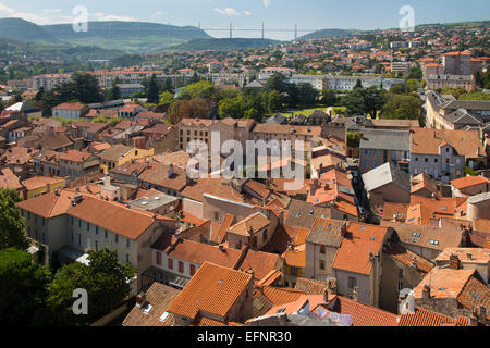 Frankreich, Aveyron, Midi-Pyrénées, Millau, Stadtansicht Blick über das Stadtzentrum von The Belfrey mit Viaduc de Millau-Viadukt Stockfoto