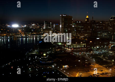 Baltimore, Maryland, USA, den Inneren Hafen von Baltimore als in der Nacht vom Fells gesehen im Bereich der Stadt. Stockfoto