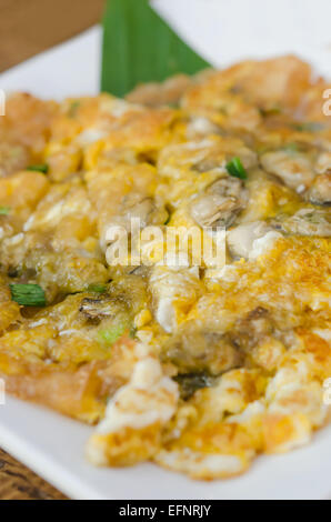 Southeast Asian Fried Baby Oyster Omelette auf Teller Stockfoto