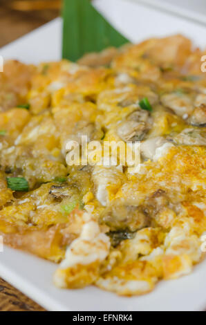 Southeast Asian Fried Baby Oyster Omelette auf Teller Stockfoto