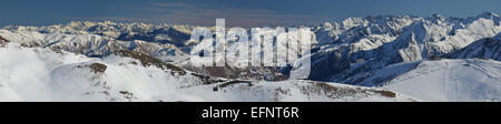 Panorama von Aure-Tal in Hautes Pyrenäen im Winter, gesehen von der Spitze des Saint-Lary-Soulan Skigebiet, Bergketten von H Stockfoto