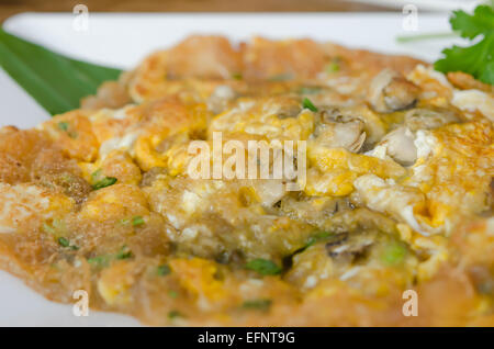 Southeast Asian Fried Baby Oyster Omelette auf Teller Stockfoto