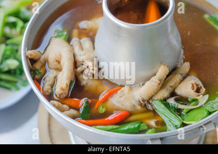 sauer und würzig Hühnersuppe Füße in heißen Schüssel Stockfoto