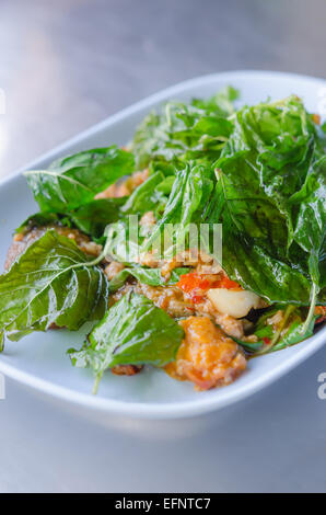 Rühren Sie eingelegte Spiegeleier mit knusprig Basilikum, Chili und Hackfleisch vom Schwein Stockfoto