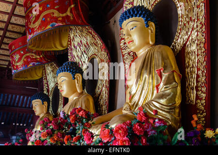 Drei sitzende Buddhas im Xingsun-Tempel, Kaifeng, China Stockfoto