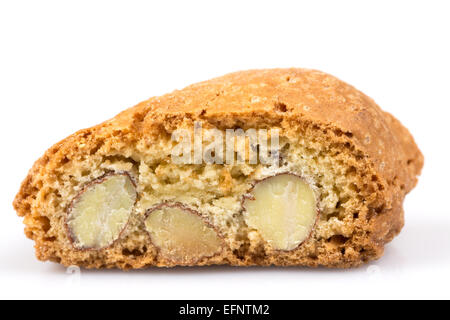 Italienische Cantuccini Cookie mit Mandel-Füllung. Studioaufnahme, isoliert auf weißem Hintergrund. Stockfoto