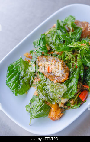 Rühren Sie eingelegte Spiegeleier mit knusprig Basilikum, Chili und Hackfleisch vom Schwein Stockfoto