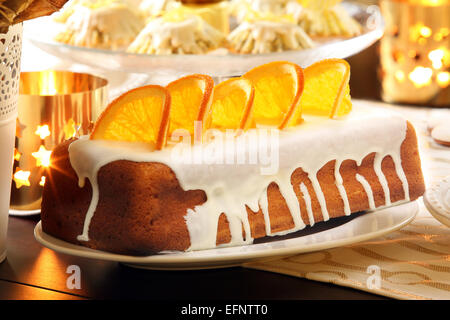 Weihnachtskuchen orange Käse auf dem gedeckten Tisch Stockfoto