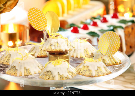 Weihnachten Zitrone Mohn Muffins auf dem gedeckten Tisch Stockfoto