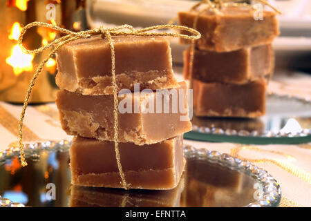 Hausgemachtes Fudge Weihnachten auf den Tisch Stockfoto