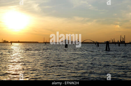 Italien-Lagune Venedig Industriehafen Mestre Meer Abendsonne Europa Sueden Geographie Venetien Stockfoto