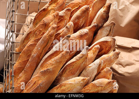 Französische Baguettes im Metallkorb in Bäckerei Stockfoto