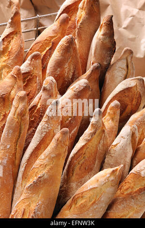 Französische Baguettes im Metallkorb in Bäckerei Stockfoto