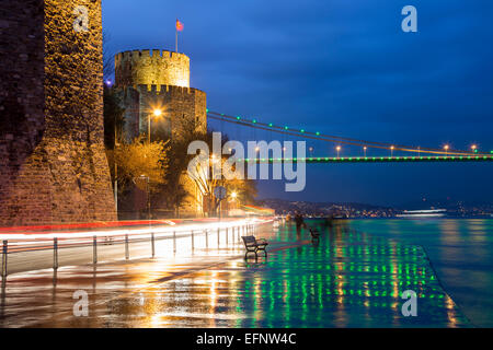 Rumeli Hisari (Rumeli Schloß) und Fatih Sultan Mehmet-Brücke Stockfoto