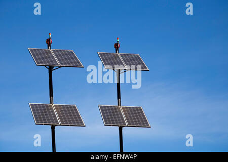 Eine Reihe von Umwelt Solarpanel Pole mit blauem Himmelshintergrund Stockfoto