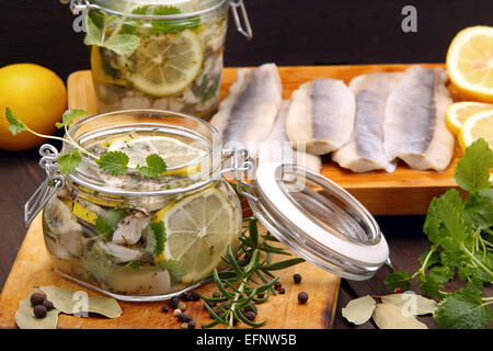 Hering in Öl mit Zitrone und Kräutern mariniert Stockfoto