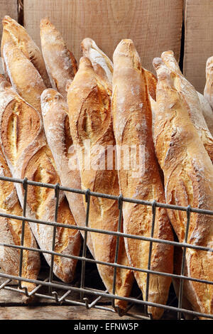 Französische Baguettes im Metallkorb in Bäckerei Stockfoto
