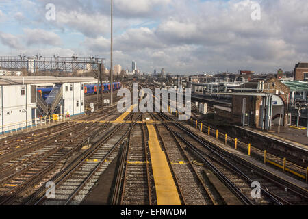 Clapham common train Station-Blick von der Brücke über die Gleise mit London in der Ferne Stockfoto