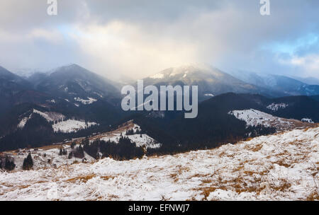 Sonnenuntergang im Winterberge mit dramatischen Licht. Stockfoto
