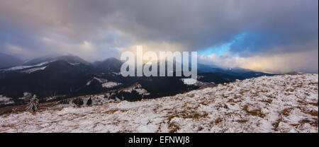 Sonnenuntergang im Winterberge mit dramatischen Licht. Stockfoto