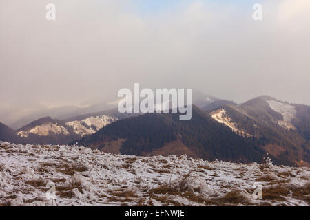 Sonnenuntergang im Winterberge mit dramatischen Licht. Stockfoto