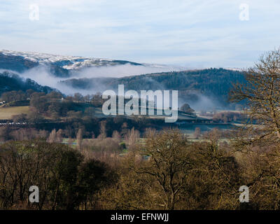 Nebligen Wintermorgen Blick über das Tal von Llangollen Stockfoto