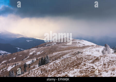 Sonnenuntergang im Winterberge mit dramatischen Licht. Stockfoto