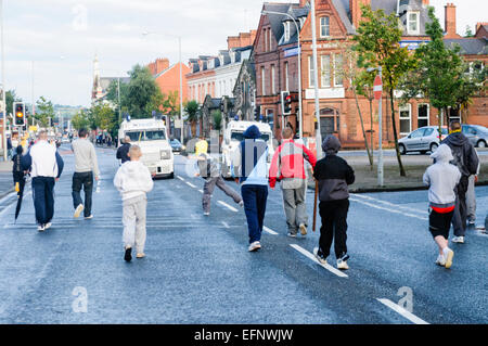 Belfast, Nordirland. 31. August 2009 - Angriff nationalistische Jugendliche aus einem PSNI Landrover mit Ziegeln an kurzen Strang/Castlereagh Street Kreuzung in East Belfast. Stockfoto