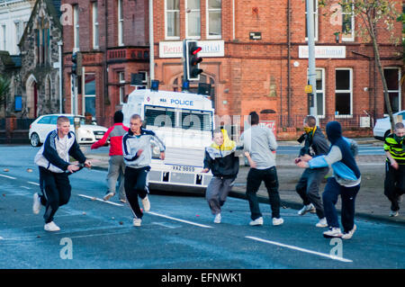 Belfast, Nordirland. 31. August 2009 - nach einem Angriff es mit Ziegeln, laufen nationalistische Jugendliche von einem herannahenden PSNI Landrover an kurzen Strang/Castlereagh Street Kreuzung in East Belfast. Stockfoto