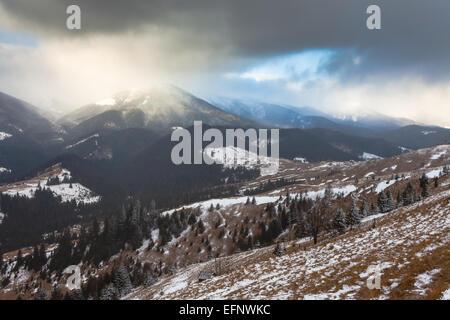Sonnenuntergang im Winterberge mit dramatischen Licht. Stockfoto