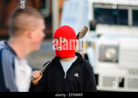 Belfast, Nordirland. 31 Jul 2009 - ein Junge trägt eine Sturmhaube und mit einem hurley bat am kurzen Strand/Castlereagh Street Junction in Ost Belfast. Stockfoto