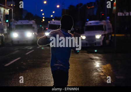 Belfast, Nordirland. 31. August 2009 - bricht Unruhen an der Kreuzung kurz Strang/Castlereagh Street in East Belfast mit Jugendlichen PSNI Landrover mit Ziegeln, Fledermäuse und Sticks anzugreifen. Stockfoto