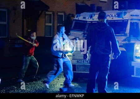 Belfast, Nordirland. 31. August 2009 - bricht Unruhen an der Kreuzung kurz Strang/Castlereagh Street in East Belfast mit Jugendlichen PSNI Landrover mit Ziegeln, Fledermäuse und Sticks anzugreifen. Stockfoto