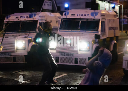 Belfast, Nordirland. 31. August 2009 - bricht Unruhen an der Kreuzung kurz Strang/Castlereagh Street in East Belfast mit Jugendlichen PSNI Landrover mit Ziegeln, Fledermäuse und Sticks anzugreifen. Stockfoto