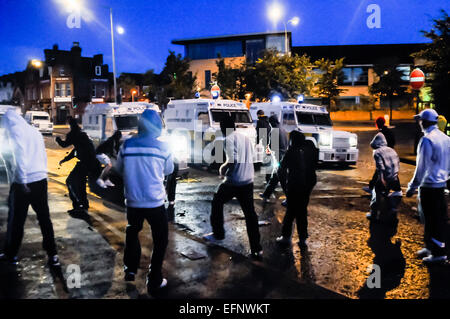 Belfast, Nordirland. 31. August 2009 - bricht Unruhen an der Kreuzung kurz Strang/Castlereagh Street in East Belfast mit Jugendlichen PSNI Landrover mit Ziegeln, Fledermäuse und Sticks anzugreifen. Stockfoto