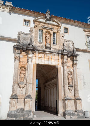 Porta Ferrea Universität Coimbra mit Statuen von Dom Joao III Stockfoto