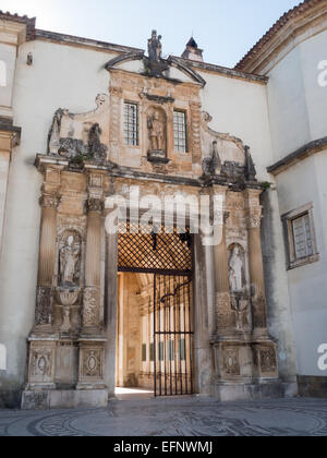 Porta Ferrea Universität Coimbra mit Statuen von Recht und Medizin in jeder Seite Stockfoto