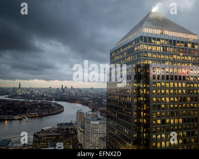 Hoch das Bankenviertel City of London, Canary Wharf in den Docklands in der Dämmerung an einem grauen Tag zu finanzieren Stockfoto