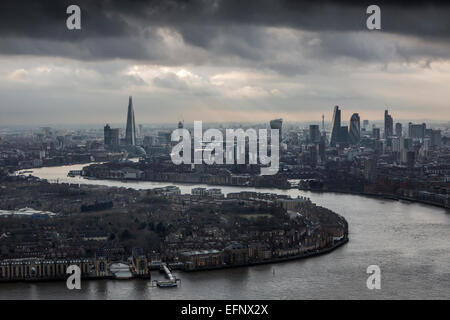 Hoch das Bankenviertel City of London, Canary Wharf in den Docklands in der Dämmerung an einem grauen Tag zu finanzieren Stockfoto