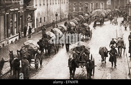 Eine Reihe von Wagen und gebrochenen deutschen Truppen marschieren durch Belgien, um sich am Ende des Ersten Weltkriegs zurückzuziehen. Stockfoto