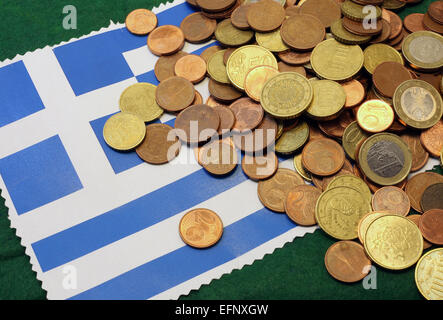 Euro Geld über Flagge von Griechenland Stockfoto