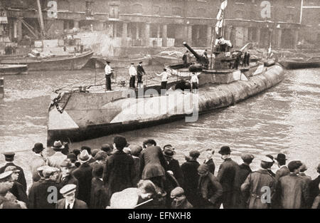Die deutschen u-Boot-U-155 auf dem Display in St. Katherine docks, London, England am Ende des ersten Weltkrieges. Stockfoto