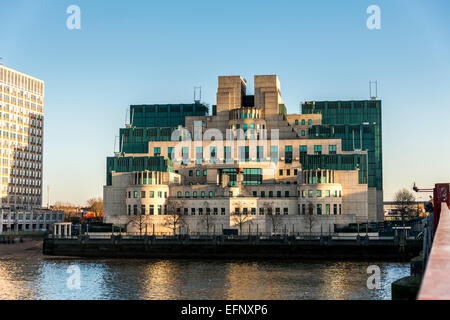 Das Hauptquartier des britischen Secret Intelligence Service (SIS oder MI6), bei Vauxhall Cross liegt bei 85 Albert Embankment Stockfoto