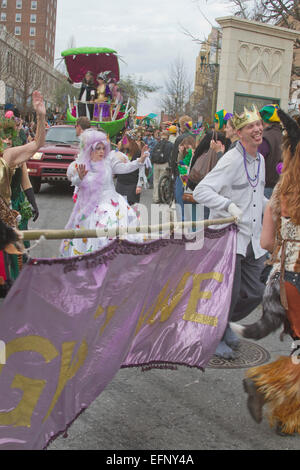 Der König und die Königin von Misrule Welle inmitten kostümierten Frolickers in Asheville, NC Karneval Parade Stockfoto