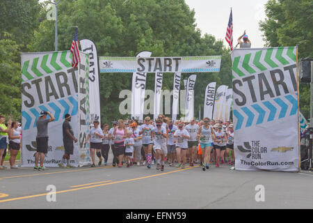 Aufgeregt Color Run Racer abheben von der Startlinie am 26. Juli 2014 in der Innenstadt von Asheville, NC Stockfoto